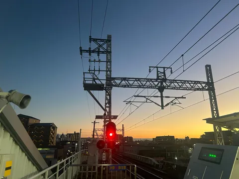 夕暮れの鉄路と赤信号