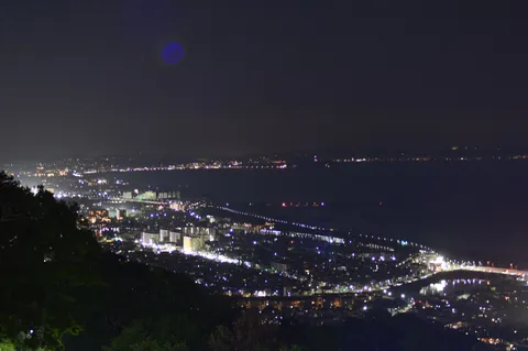 夜景に溶け込む街の灯り