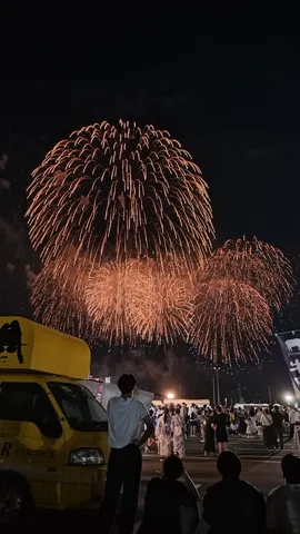 夜空を染める花火の余韻
