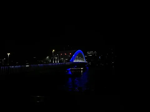 真夜中の青い橋