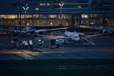 夜の空港に浮かぶ静かな凪