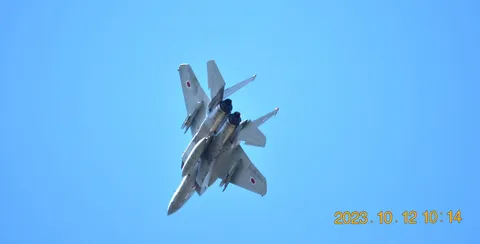 青空を切る影の航跡