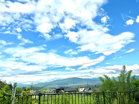 雲と山のコントラストが目に鮮やか
