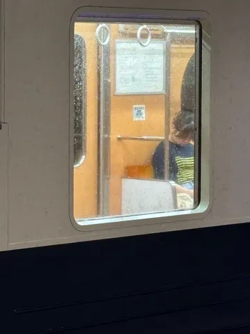 雨粒越しの静かな旅路