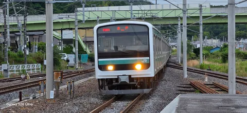 線路を駆ける朝の列車