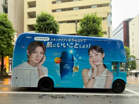 街を彩る水色のダブルデッカー