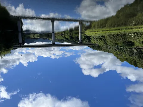 川面に映る空と橋