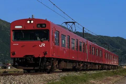 青空と緑に映える赤い列車