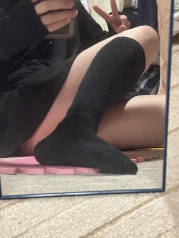鏡に映る黒い靴下の影