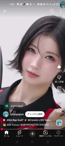 クールな眼差しのショートヘア