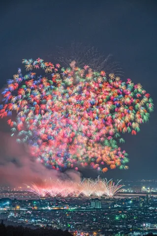 夜空を彩る絢爛な花火