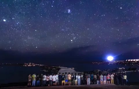 満天の星空と月明かりに照らされた道