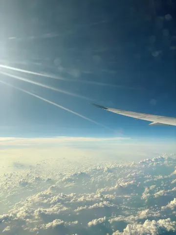 高空に広がる光の軌跡