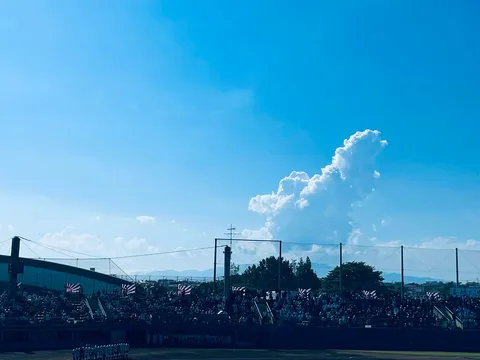 青空と観客席の夏の気配