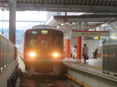 旅立ちを告げる夜の駅