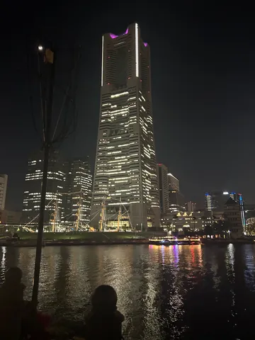 未来都市の夜景に浮かぶ帆船