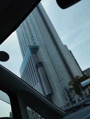 窓越しの高層ビル