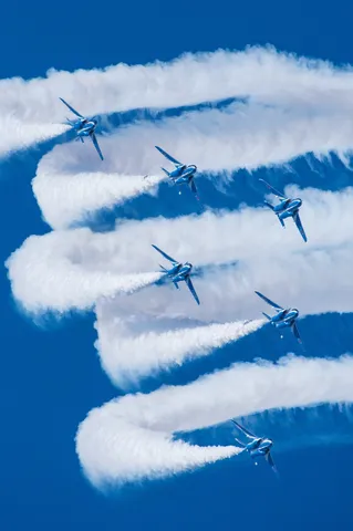 蒼空を彩る白い航跡