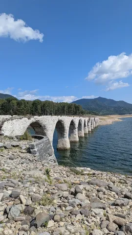 水辺に並ぶ石橋の魅力