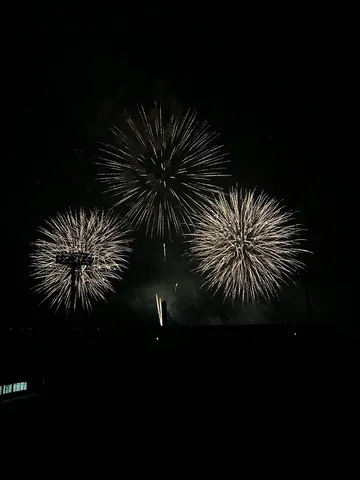 夜空を彩る花火の瞬き