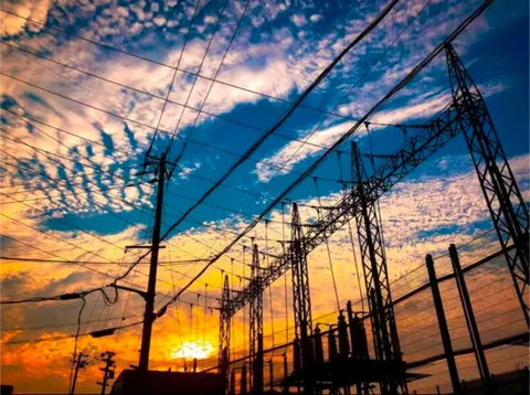 夕陽に染まる電線模様