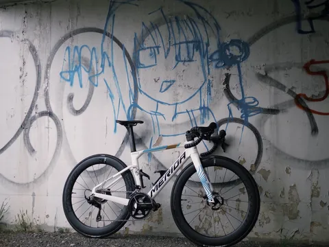 落書きとロードバイクの静寂
