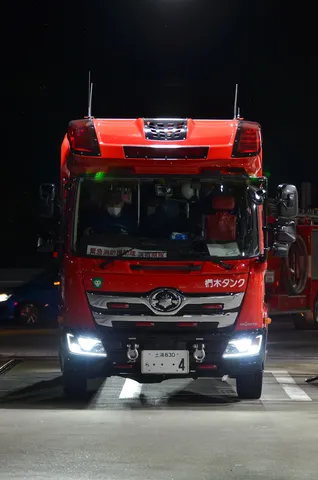 夜の道を照らす緊急車両