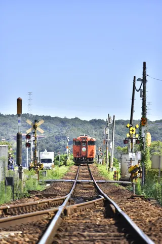 赤い列車と静かな線路