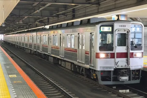 「普通」を極める銀の車両