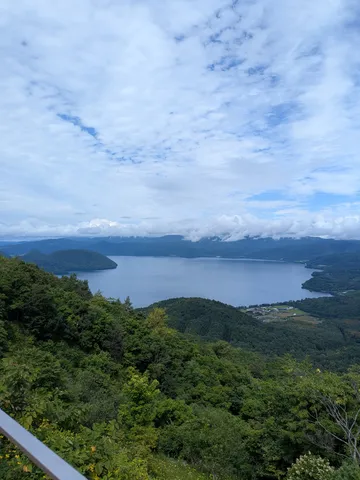 雲間から覗く、静寂の湖面