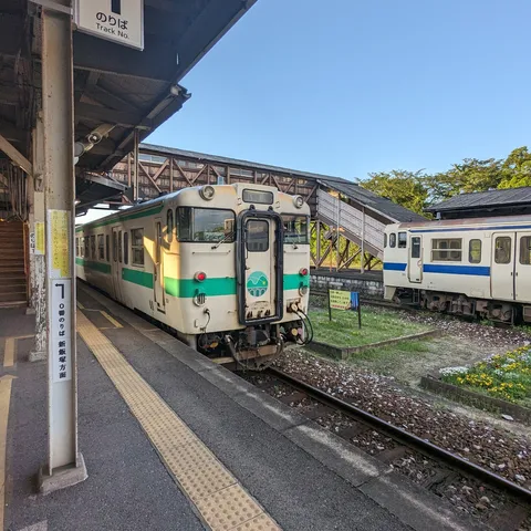 昭和レトロな駅に佇む列車