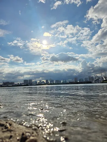光と波紋、都会のシルエット