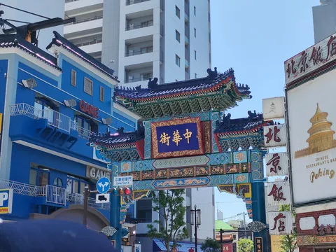 横浜中華街の門構え、異国情緒満載！