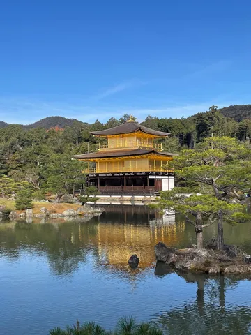 黄金に輝く、水鏡に映る禅の風景