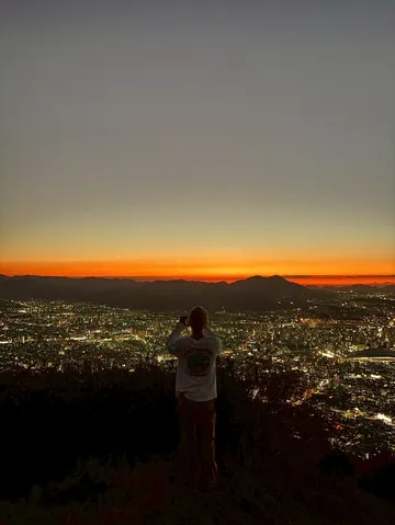 たそがれ時の都市、輝きを写す