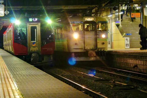 夜の駅、二つの光