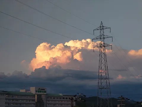 雲のキャンバスに架かる電線