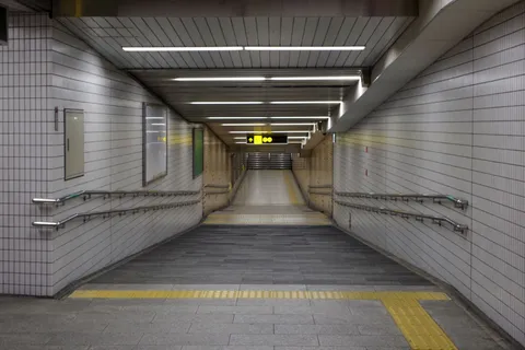 光が導く地下の階段
