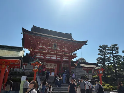 晴れやかな空と神社の朱色