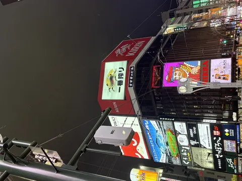 煌めくネオンが彩る夜の街