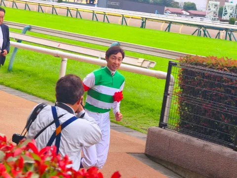 競走馬とカメラマン、そして華やかな装飾