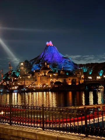 夜空に輝く炎の山