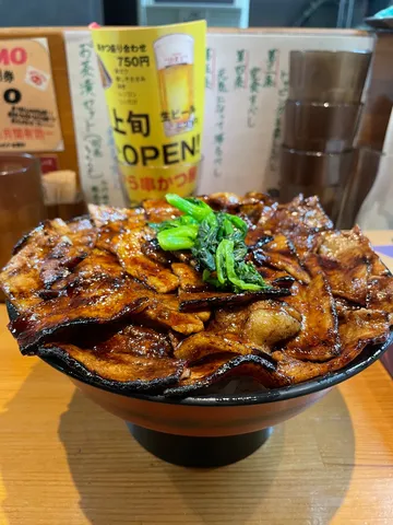照りと香りの丼が踊る