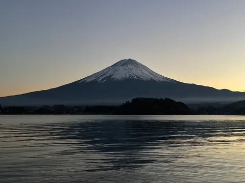 静寂の湖面に映る霊峰