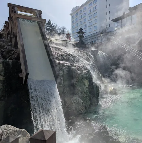 温泉と滝の静かな共鳴