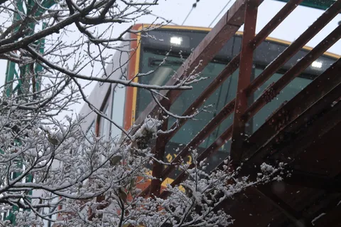 積雪の駅に列車、雪景色