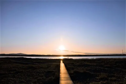 夕陽の水辺へ続く小径