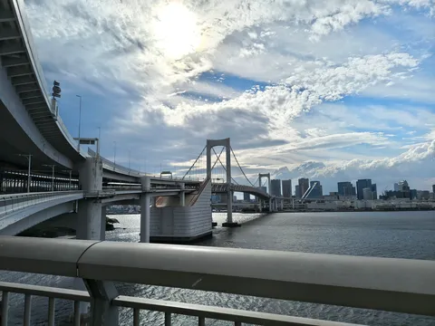 多層構造の橋とドヤ顔の空