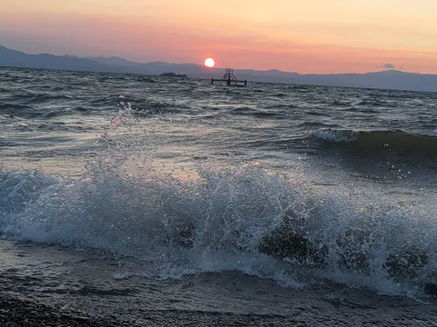 波飛沫と夕陽のコントラスト