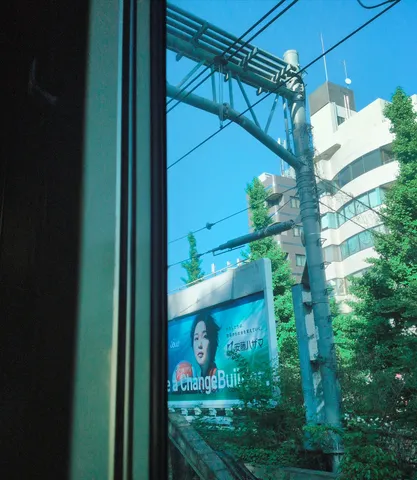 窓枠が切り取る都会の景色